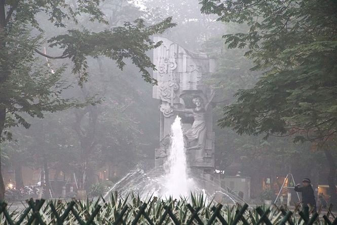 Hà Nội chìm trong sương mù và nồm ẩm